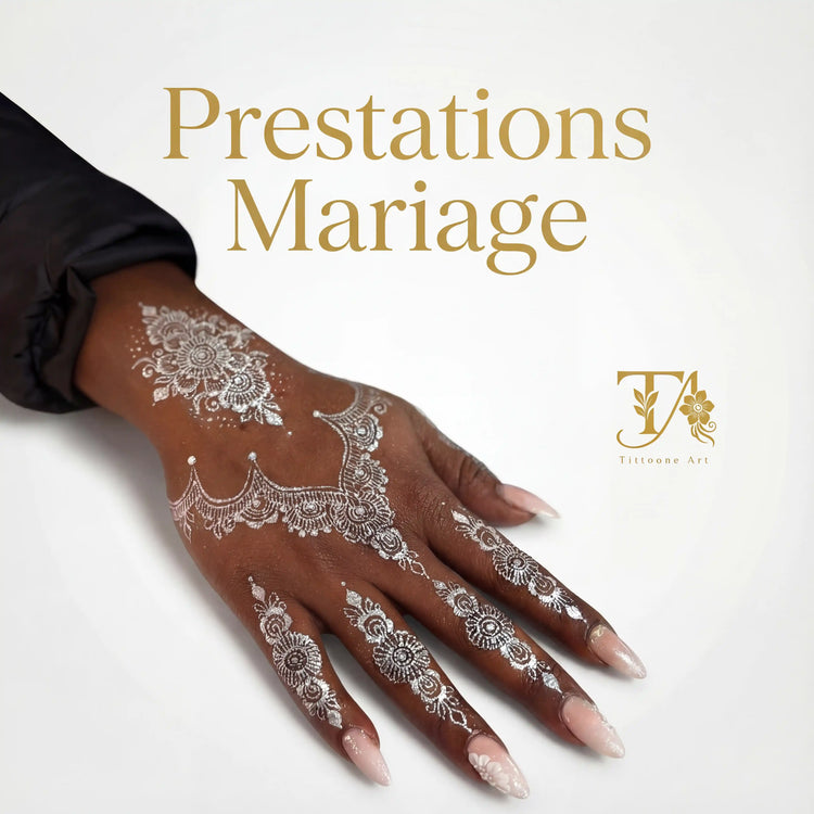 Mains d'une mariée ornées de henné nuptial traditionnel avant la cérémonie