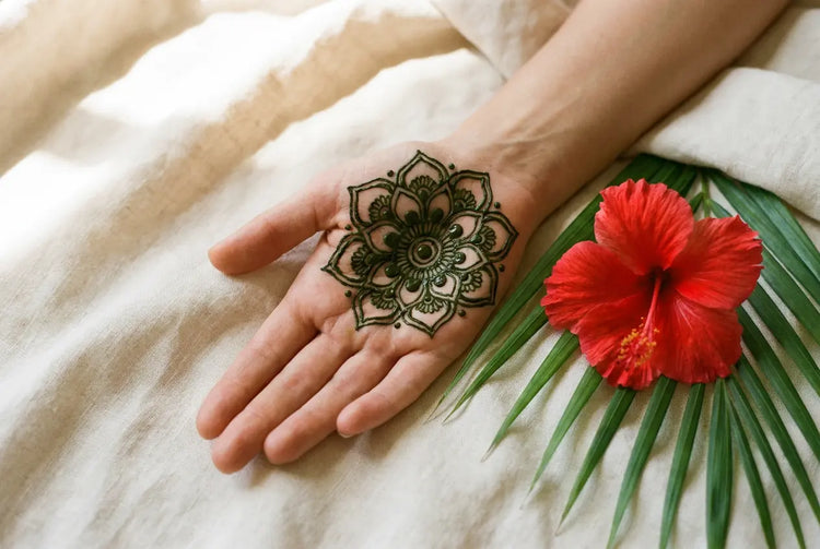 Henné artisanal à La Réunion 974, tradition et hibiscus