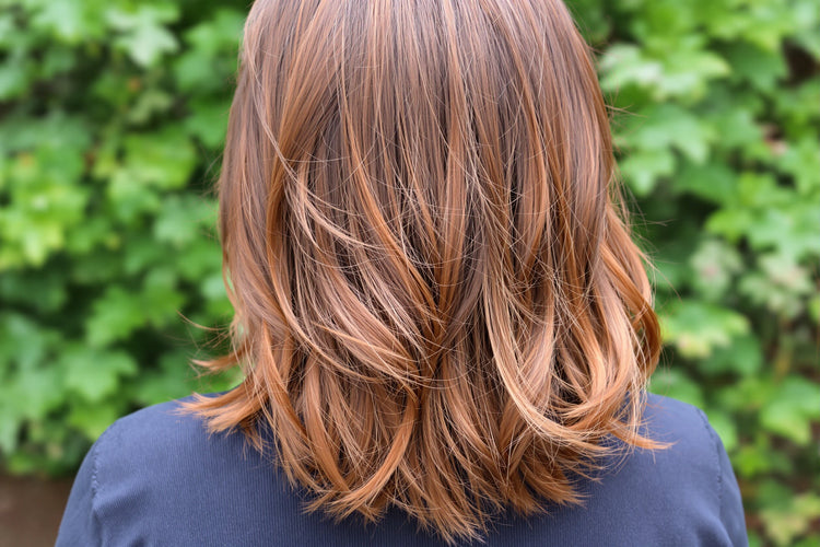 Cheveux châtains aux reflets cuivrés après une coloration au henné naturel sur cheveux blancs