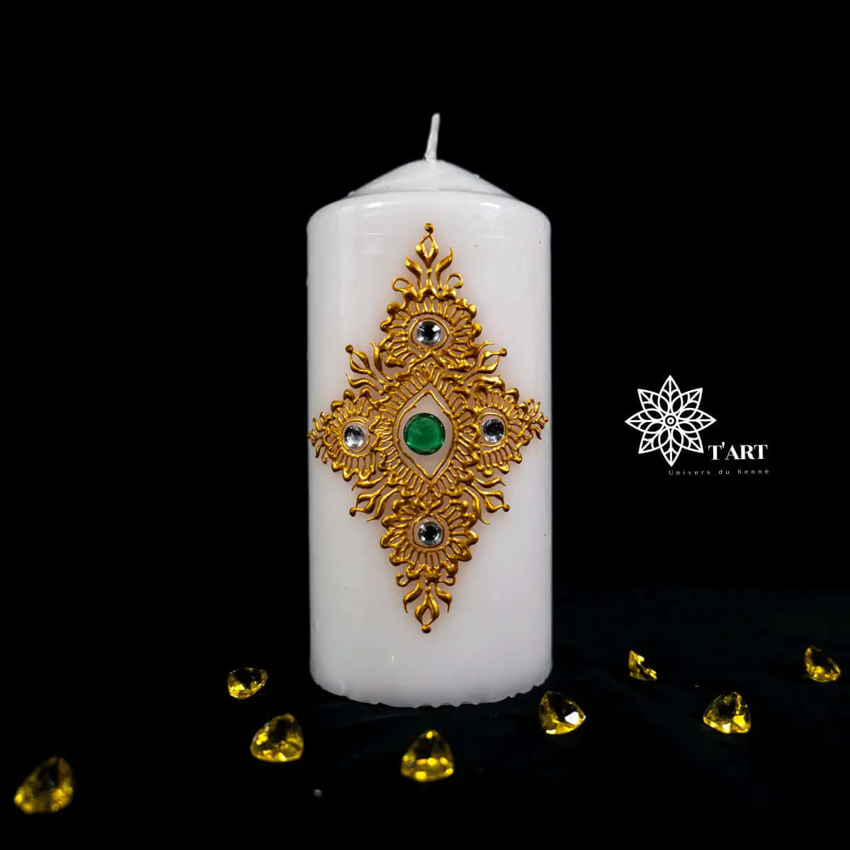 Coffret bougie Arche diamantée, bougie blanche ornée de motifs dorés et pierres, décoration chic.