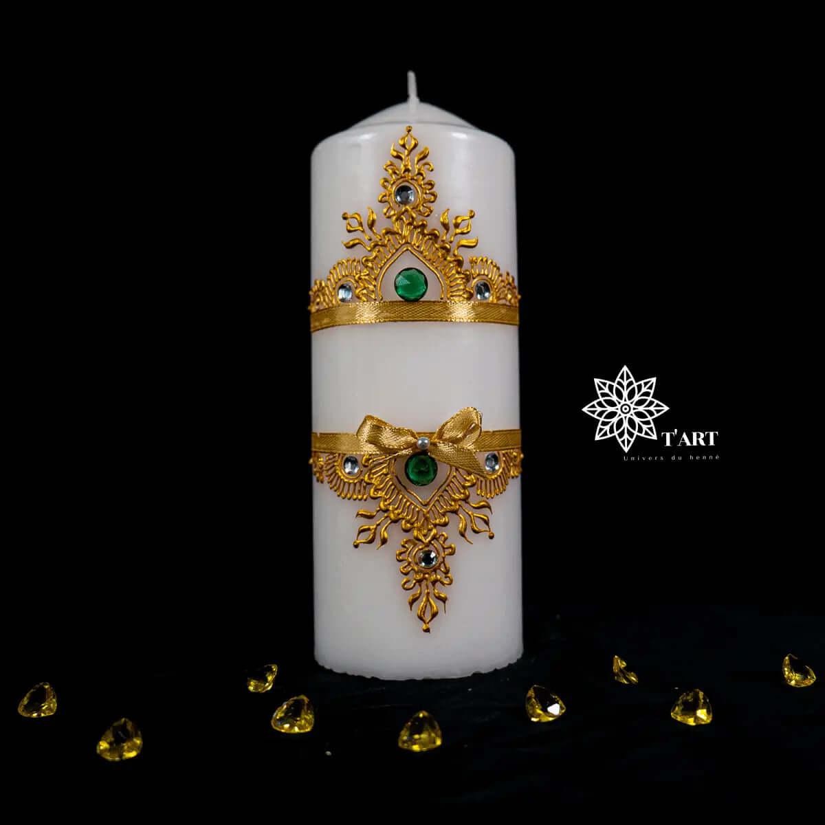 Coffret bougie Arche diamantée, bougie blanche élégante ornée de détails dorés et gemmes, design chic et cosy.