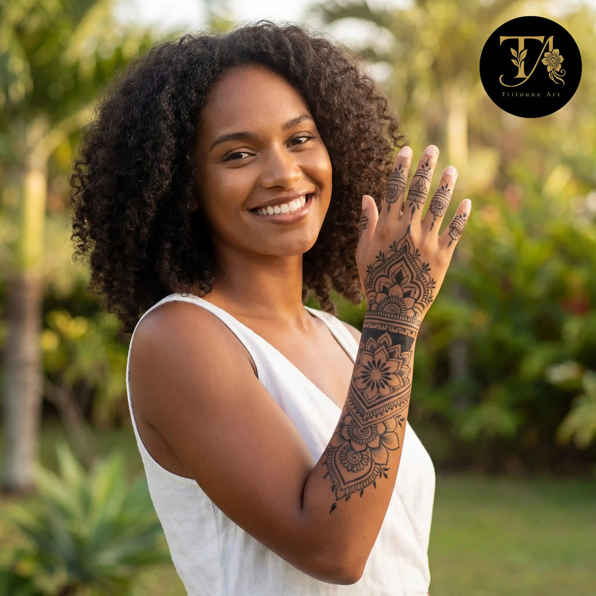 Cône Jagua Naturel – Tatouage bleu-noir intense sur un bras, motif élégant Tiitoune Art La Réunion 974